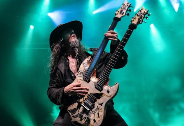 🇺🇸 RON “BUMBLEFOOT” THAL: “A música faz o que a política não pode; ela une as pessoas quando elas estão divididas”