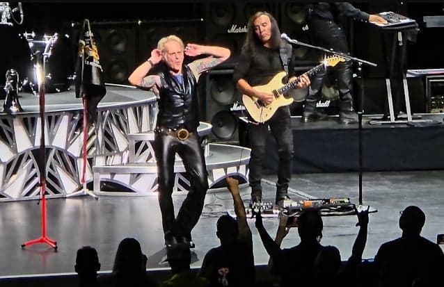 DAVID LEE ROTH RESGATA CLÁSSICOS DO VAN HALEN NA FLÓRIDA
