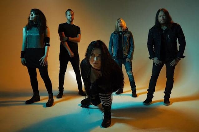 🇺🇸 EVANESCENCE lança “Fight Like A Girl” com K.Flay para trilha de Ballerina