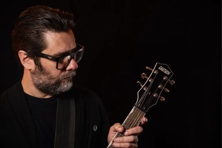 Hugo Mariutti lança This Must Be Wrong, novo capítulo de sua trajetória no rock brasileiro 🎸